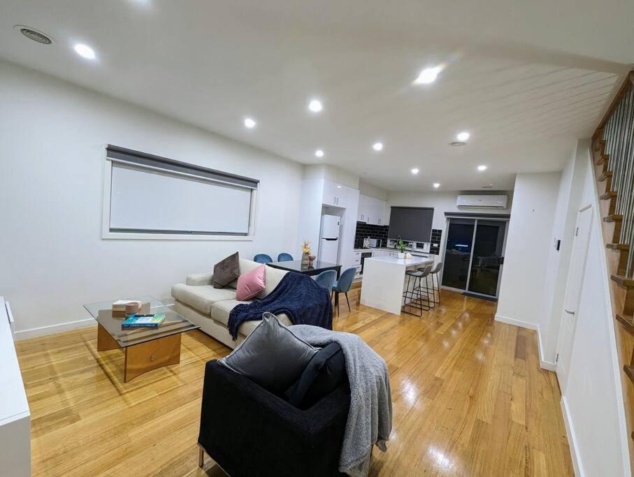 2BR house close 2 melb airport - Housity