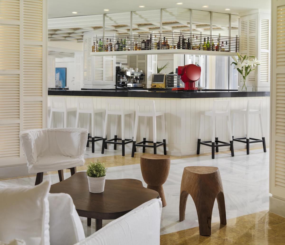 El salón o zona de bar de Boutique Hotel H10 Blue Mar - Adults Only