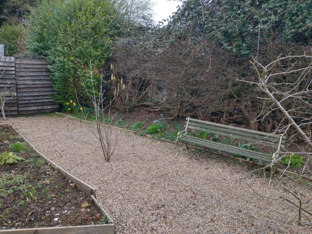 South Wales Yurt-Cosy, log burner & private garden - Housity