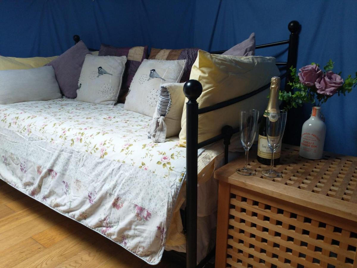South Wales Yurt-Cosy, log burner & private garden - Housity