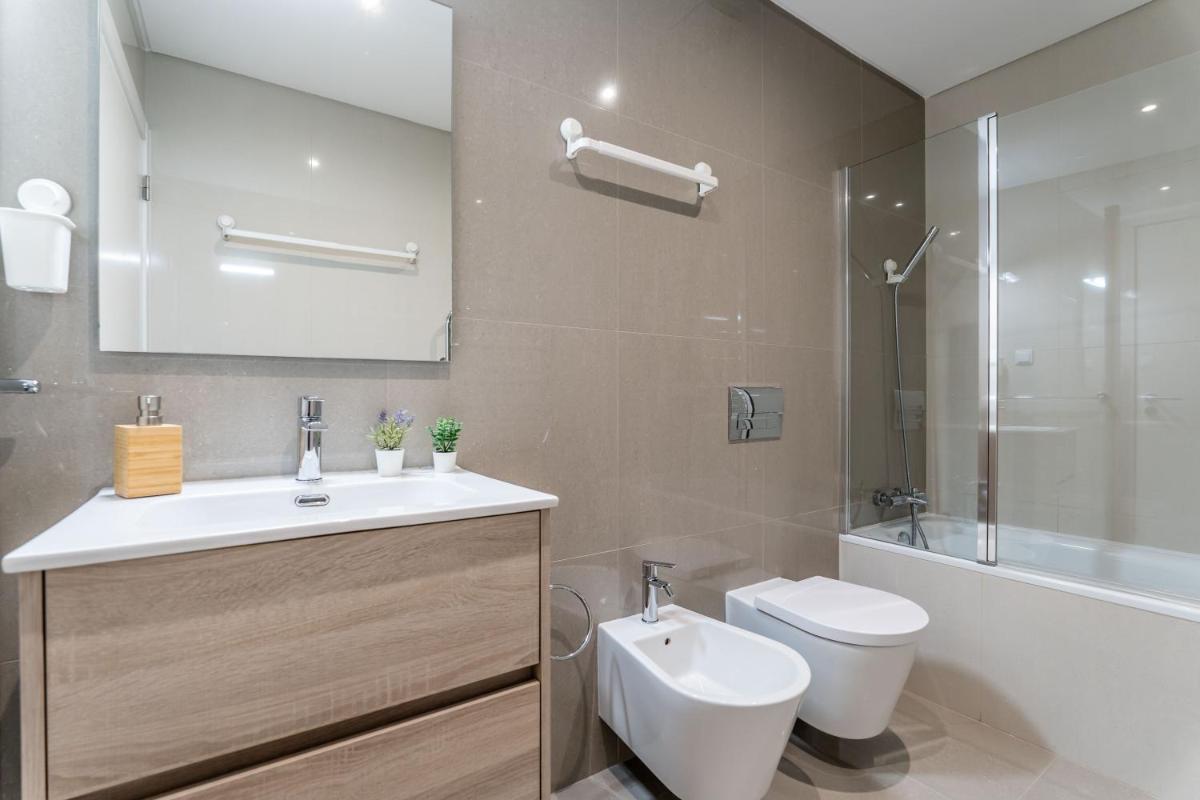 Suitetrails - Emerson Plaza stunning 2 bedroom apartment with sea view