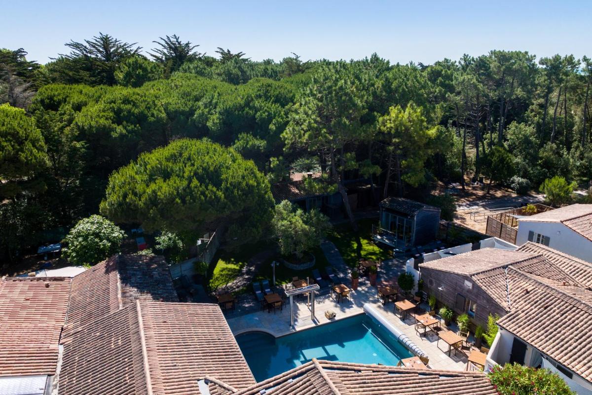 une vue aérienne d'une piscine dans un complexe hôtelier dans l'établissement Hôtel Restaurant & Spa Plaisir, au Bois-Plage-en-Ré