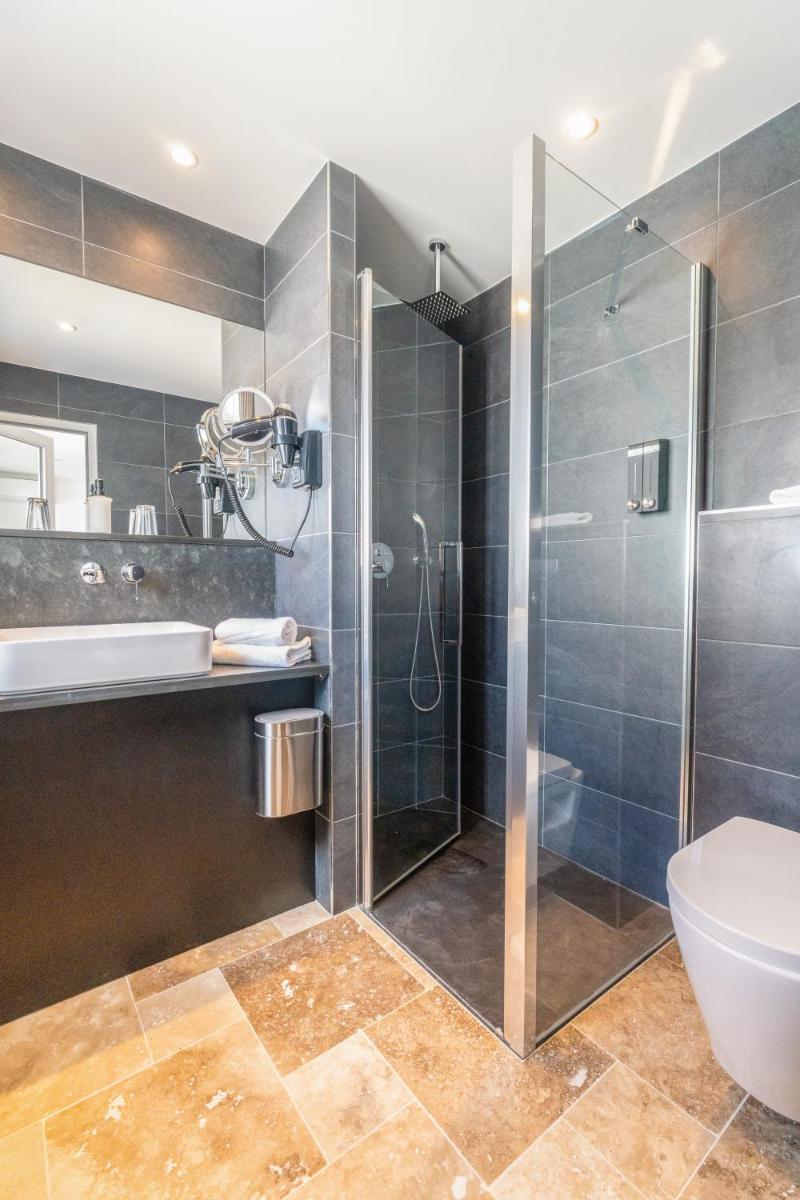 Salle de bains dans l'établissement Hôtel Restaurant & Spa Plaisir