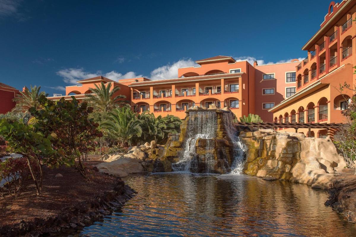 un hotel con una cascada frente a un edificio en Sheraton Fuerteventura Golf & Spa Resort, en Caleta de Fuste