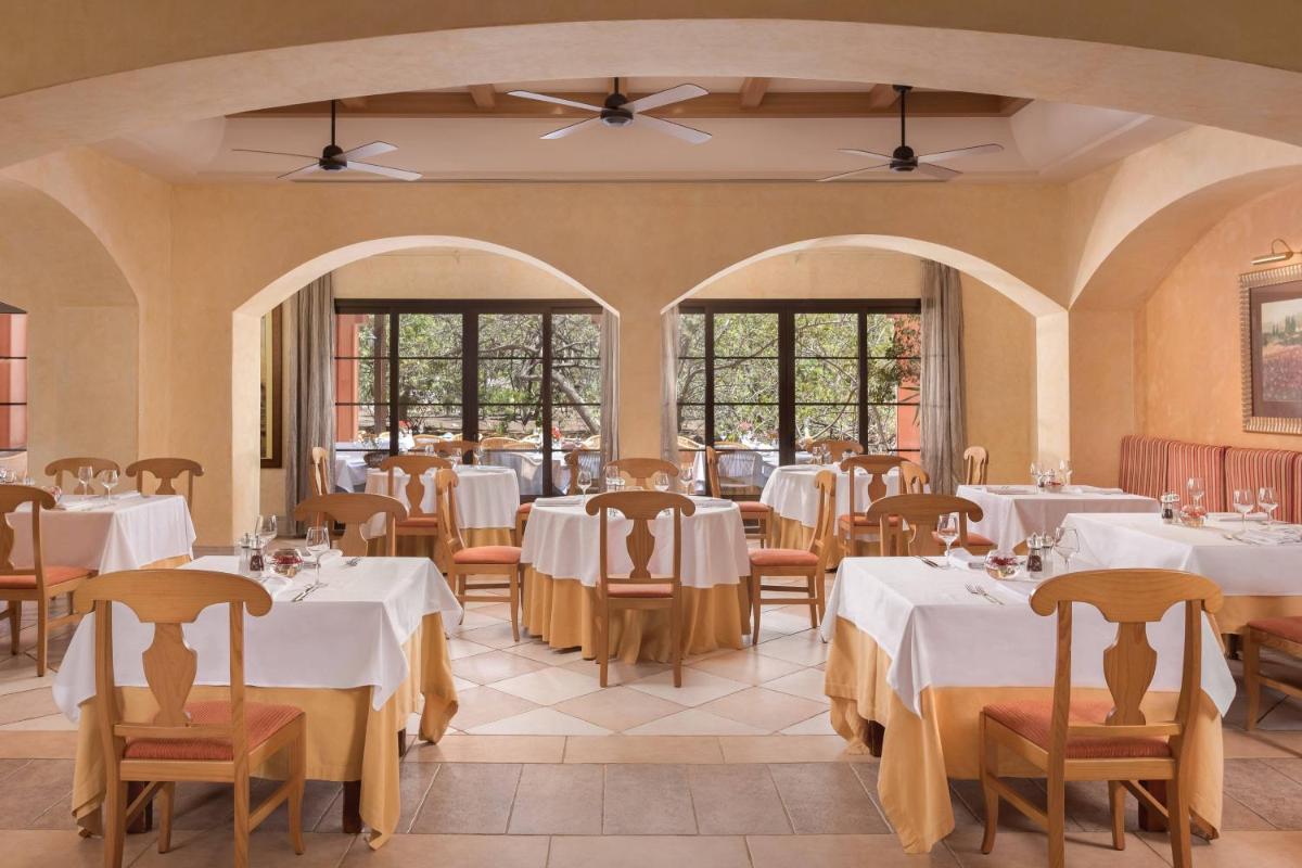 Un restaurante o sitio para comer en Sheraton Fuerteventura Golf & Spa Resort