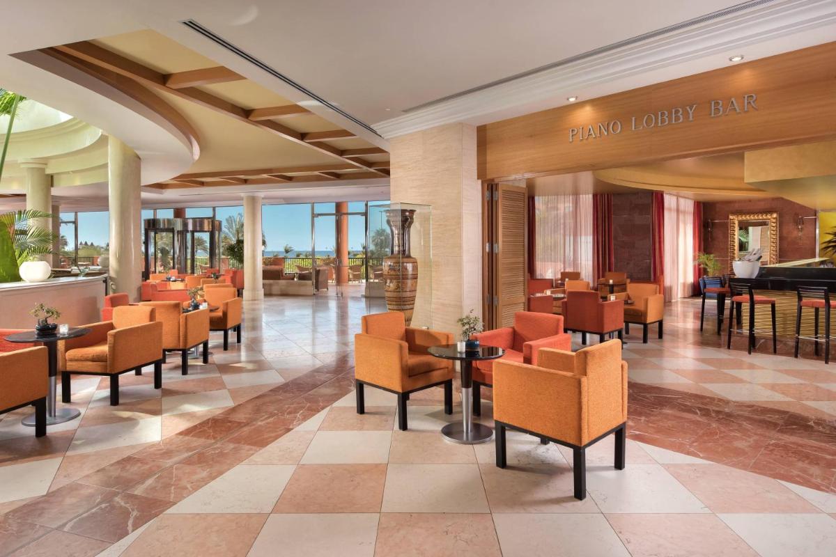 un restaurante con mesas y sillas en el vestíbulo en Sheraton Fuerteventura Golf & Spa Resort, en Caleta de Fuste