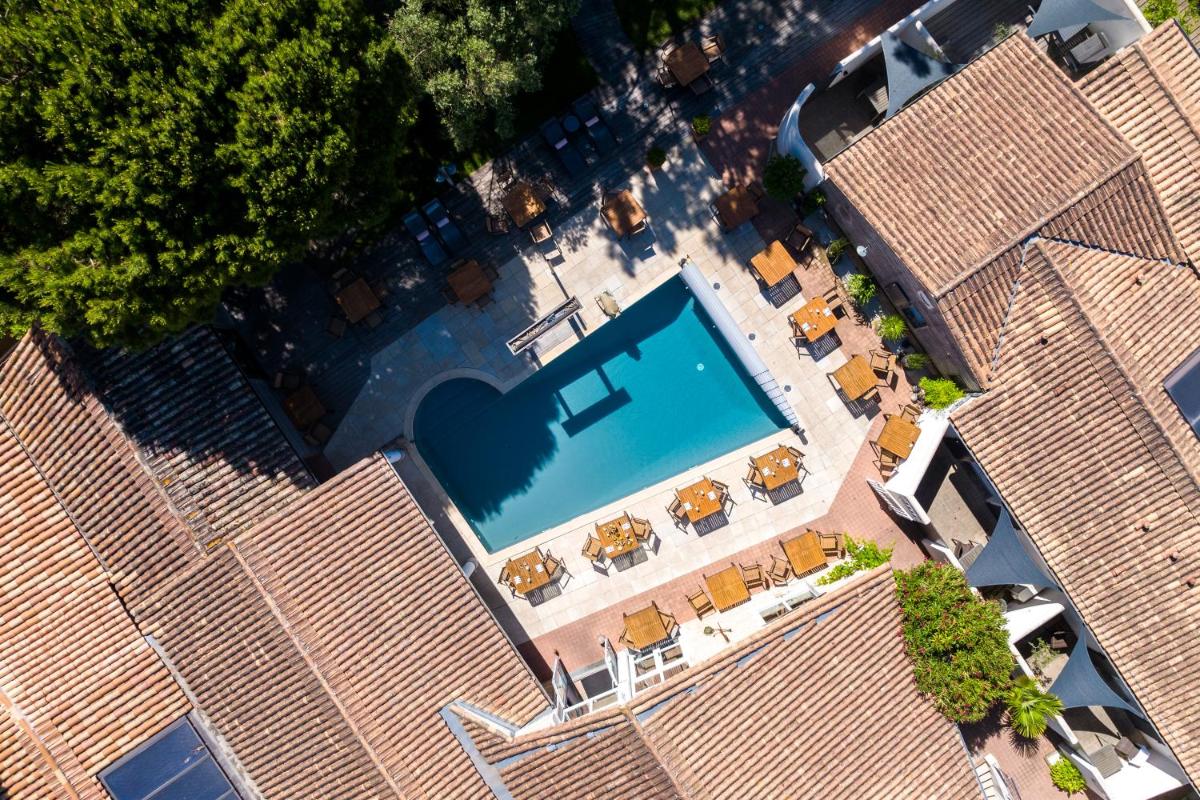Piscine de l'établissement Elégance Suites Hôtel ou située à proximité