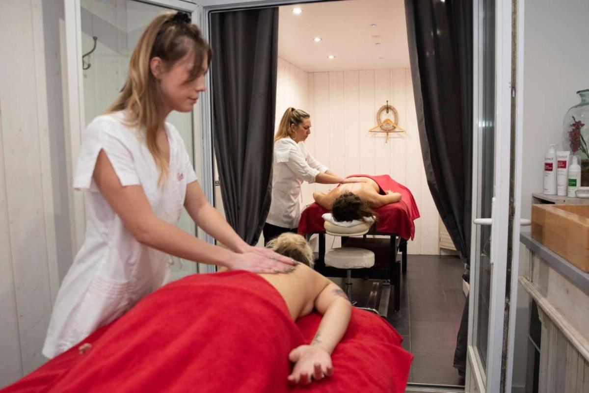 Clients de l'établissement Elégance Suites Hôtel