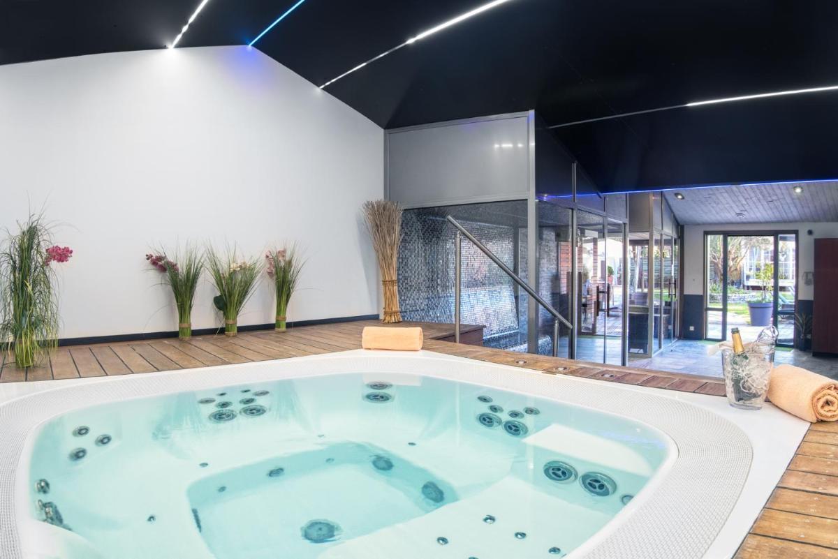 Piscine de l'établissement Elégance Suites Hôtel ou située à proximité