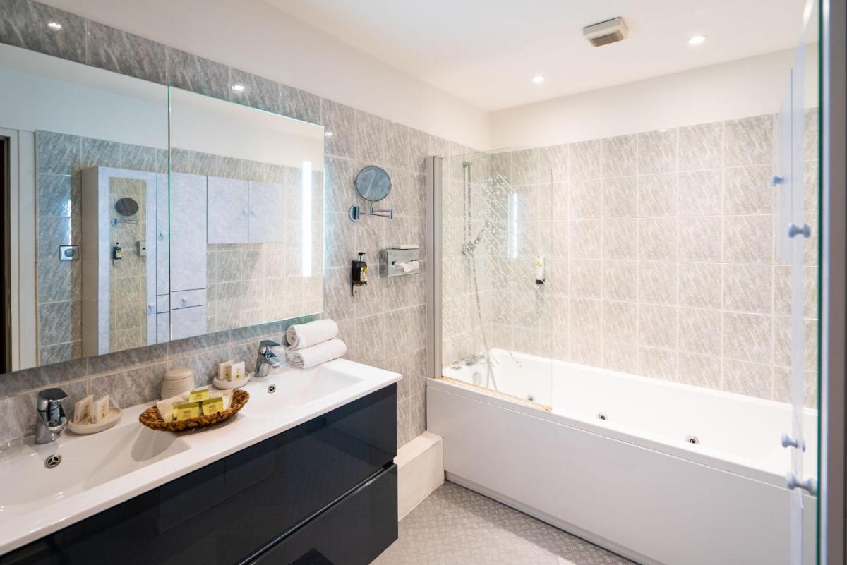 Salle de bains dans l'établissement Logis Central Hôtel - Restaurant & Spa