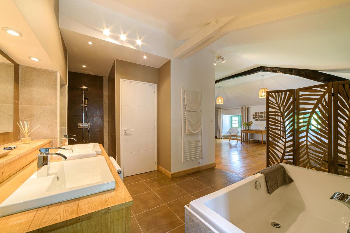 MANOIR Le Moulinal47 - vue panoramique - Housity