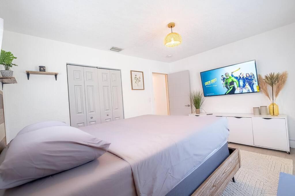 HOUSE WITH A HOT TUB ! ONLY 10 MINS TO THE BEACH - Housity