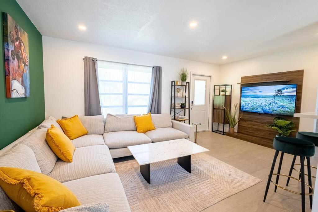 HOUSE WITH A HOT TUB ! ONLY 10 MINS TO THE BEACH - Housity