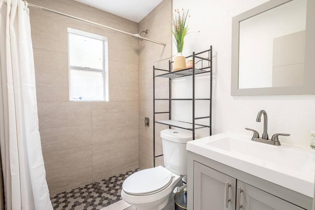 HOUSE WITH A HOT TUB ! ONLY 10 MINS TO THE BEACH - Housity
