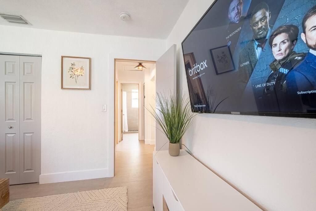 HOUSE WITH A HOT TUB ! ONLY 10 MINS TO THE BEACH - Housity