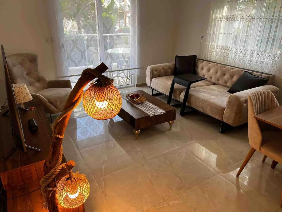 Four Seasons. Ilicia. Side - Housity