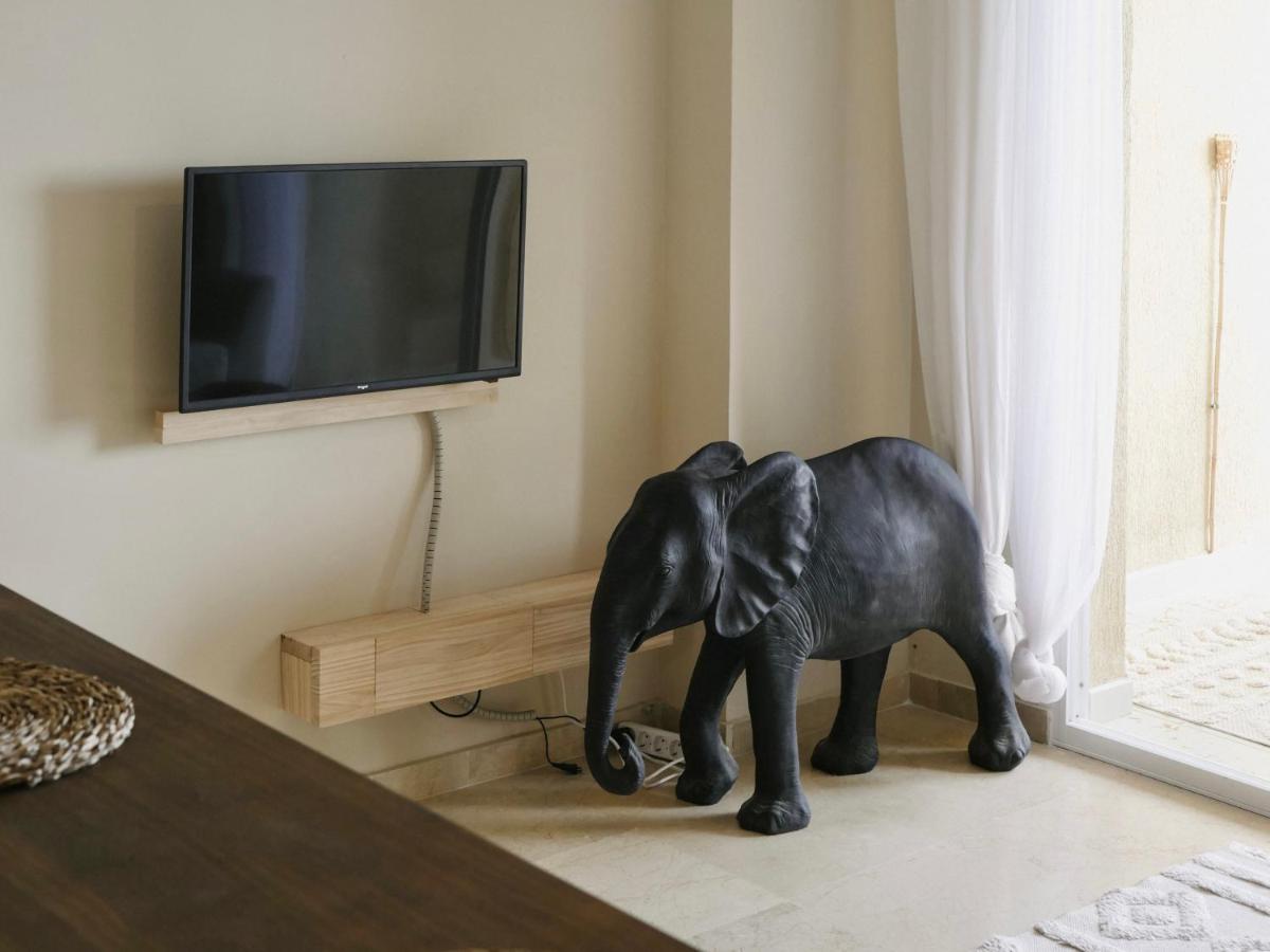 Suitetrails - SEA SUITE Romantic Beachfront Apartment Cotobro Beach, Almuñecar