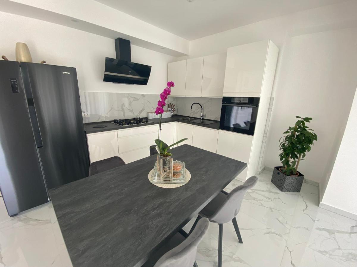 Holiday House Canis - Housity
