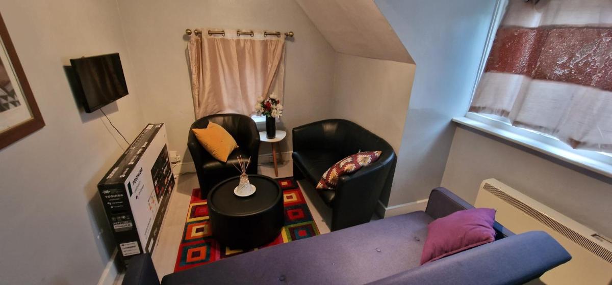 Spacious Room Easy Access To Central London For Couples or Individuals - Housity