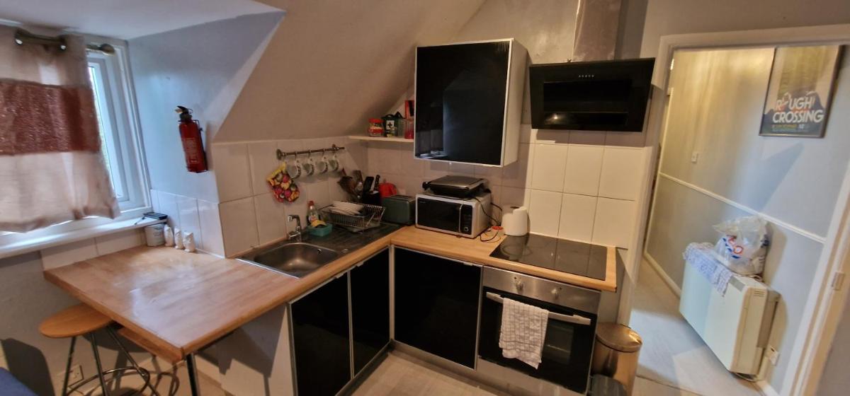 Spacious Room Easy Access To Central London For Couples or Individuals - Housity