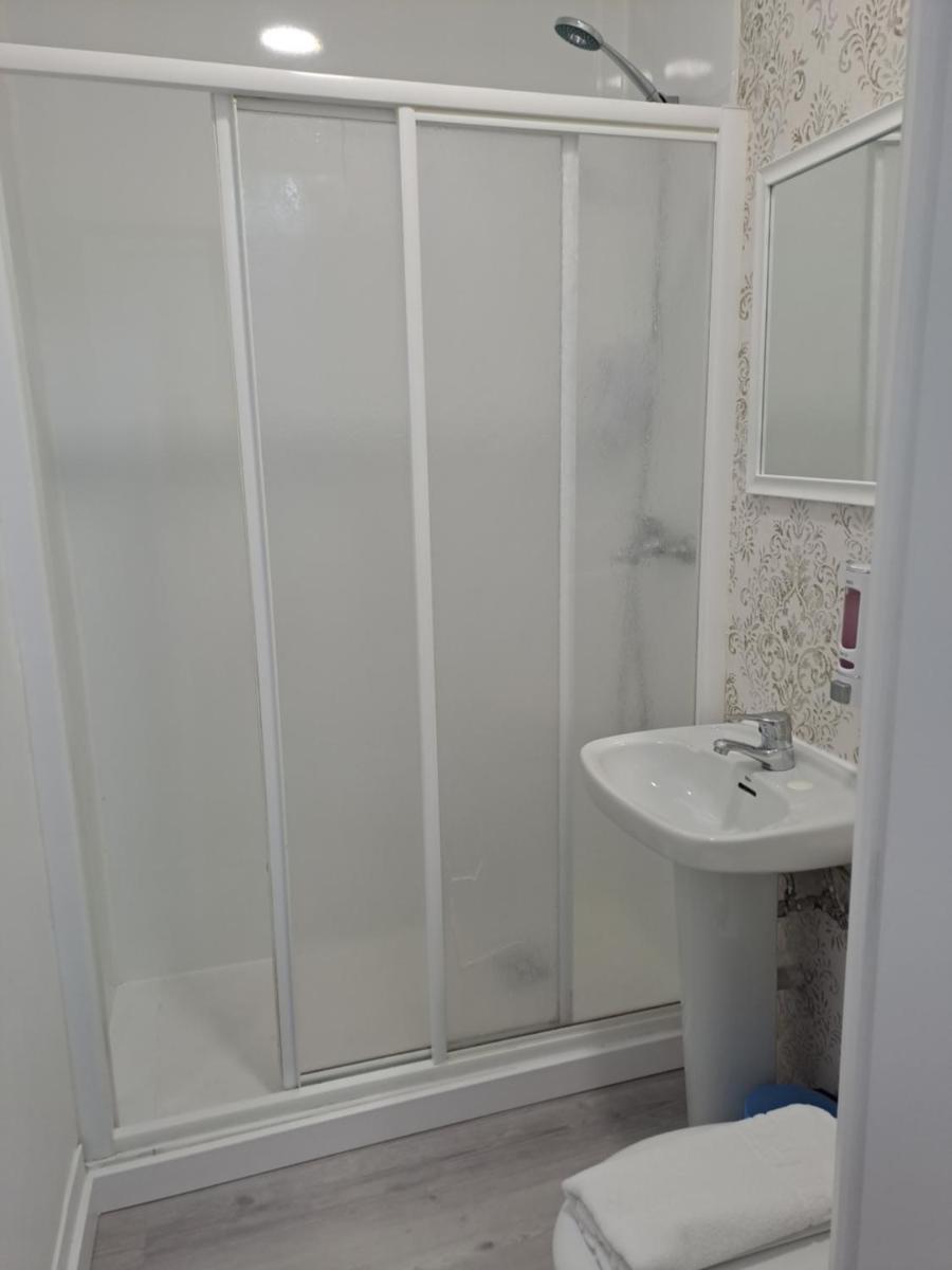 Hostal Milan - Housity