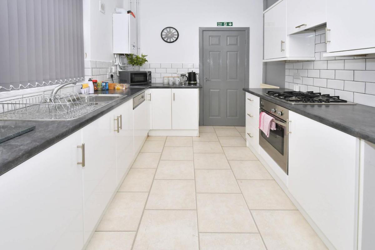 King's Retreat by YourStays - 4 Bedroom House in Stoke-on-Trent - Housity