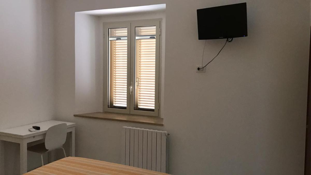Lo White's Rooms - Housity