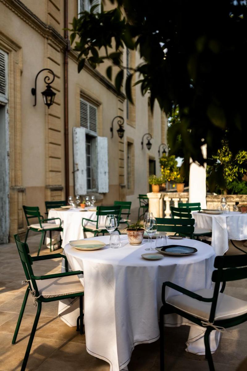Restaurant ou autre lieu de restauration dans l'établissement Château de Collias