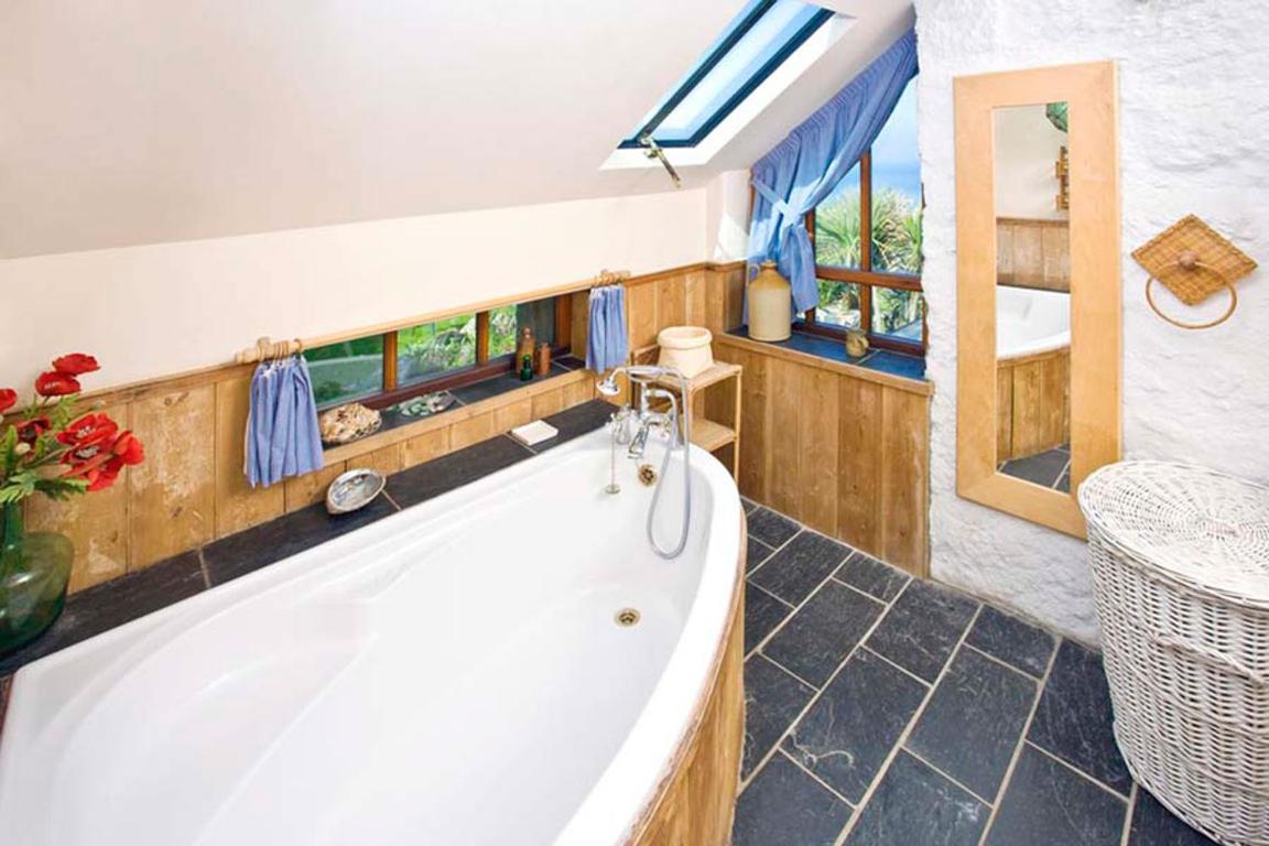 Penrose, Cornish Cottage With Sea Views, Garden & Patio By the Beach - Housity