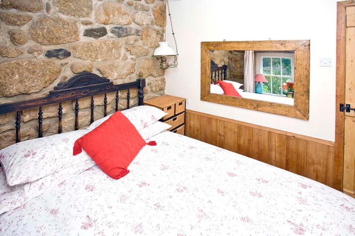 Penrose, Cornish Cottage With Sea Views, Garden & Patio By the Beach - Housity