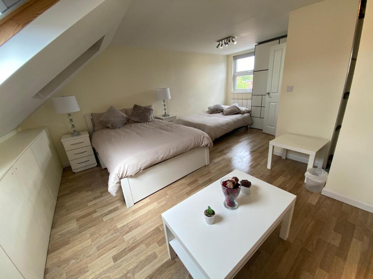 Private rooms in excellent family house ,Zone 3 - Housity