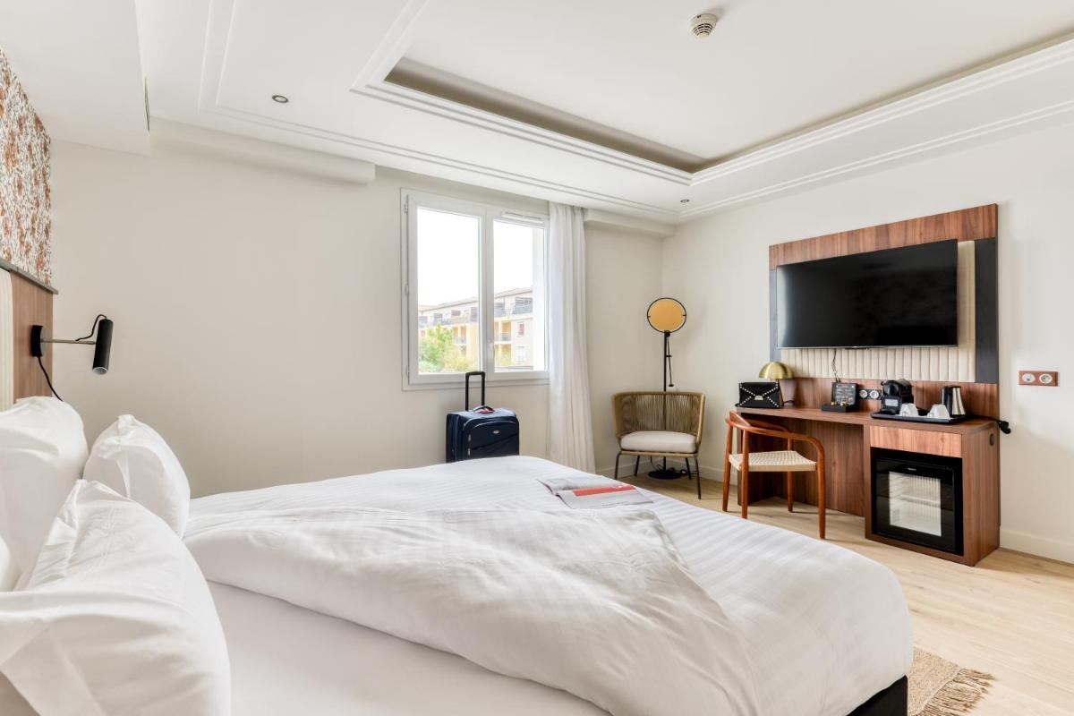 Télévision ou salle de divertissement dans l'établissement Zenitude Hotel La Valadière, Ascend Hotel Collection