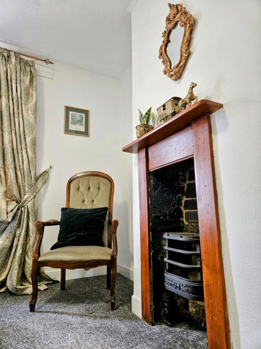 Cute Cottage in Egham Heathrow- 6 Guests - Housity