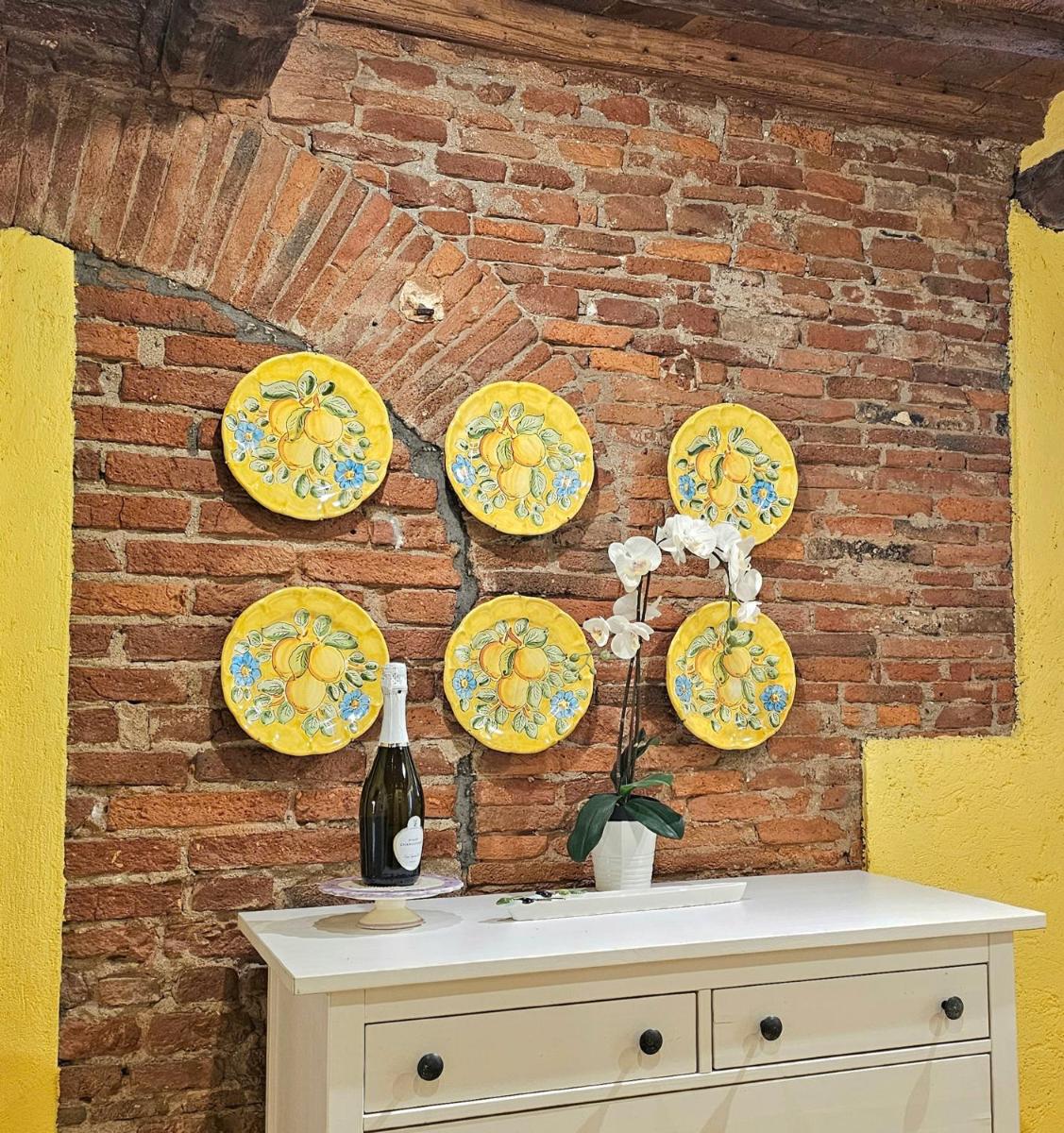 CozyBricks in Lucca - Apartments in Lucca Historical Center - Air Cond & WiFi - - Hizvo