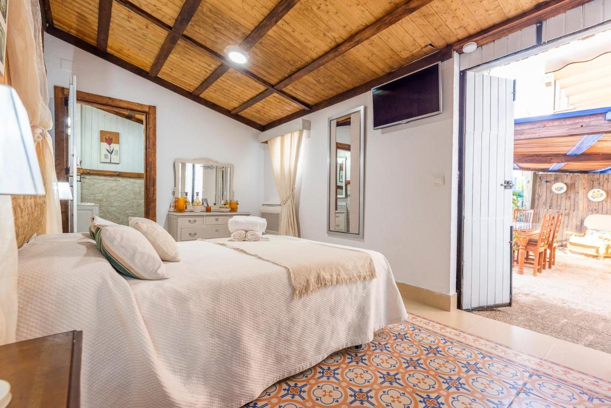Elegant Villa in Penaflor with Private Pool - Housity