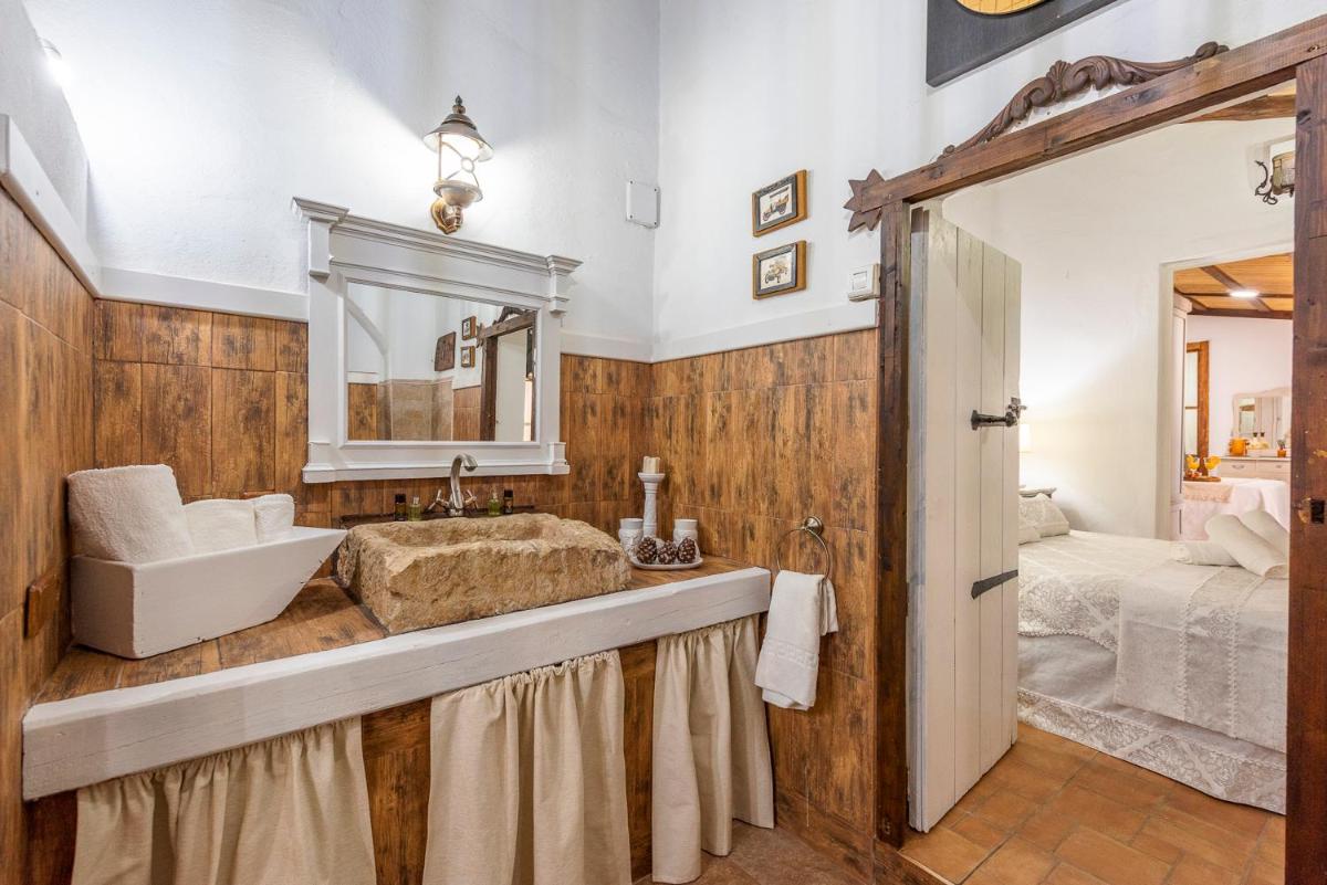 Elegant Villa in Penaflor with Private Pool - Housity
