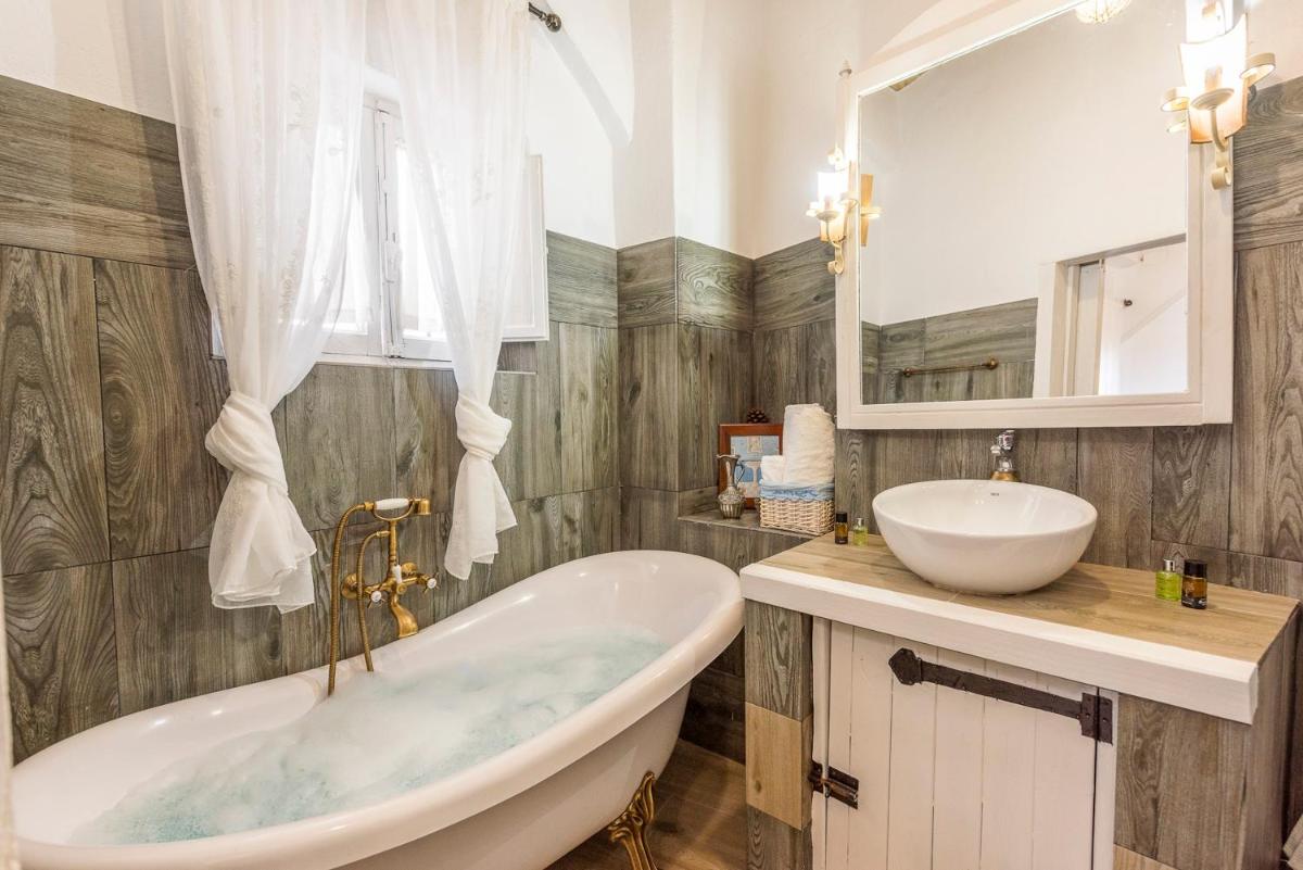 Elegant Villa in Penaflor with Private Pool - Housity