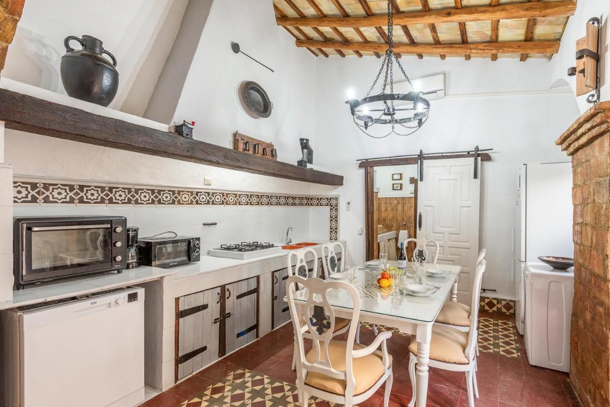 Elegant Villa in Penaflor with Private Pool - Housity
