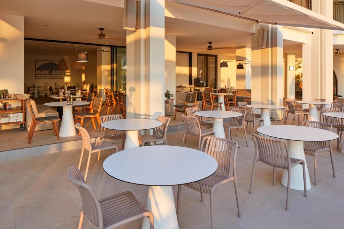 Un restaurante o sitio para comer en Hotel & Spa Blau Parc