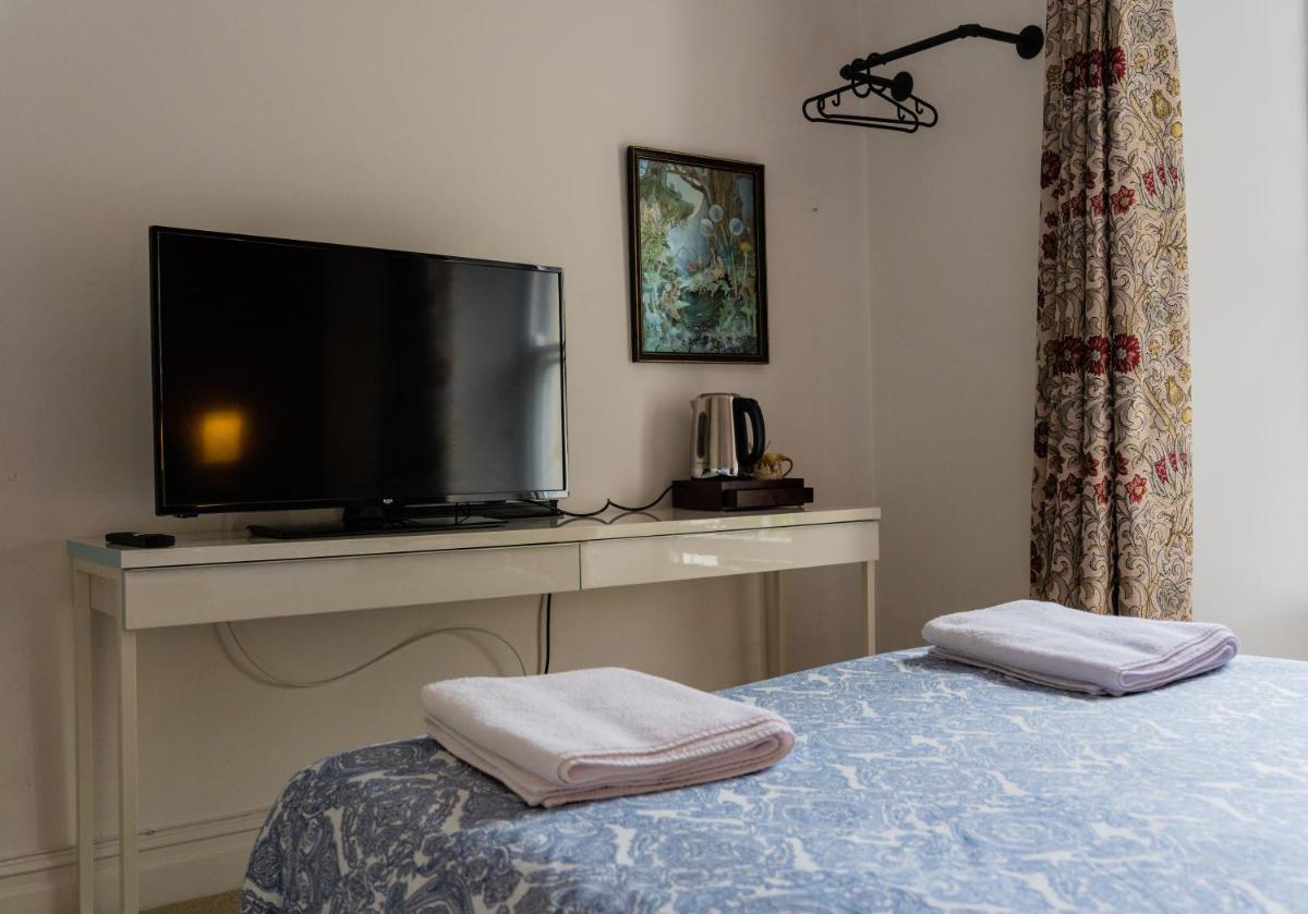 Manorbier House - Caldey Island Room - Housity