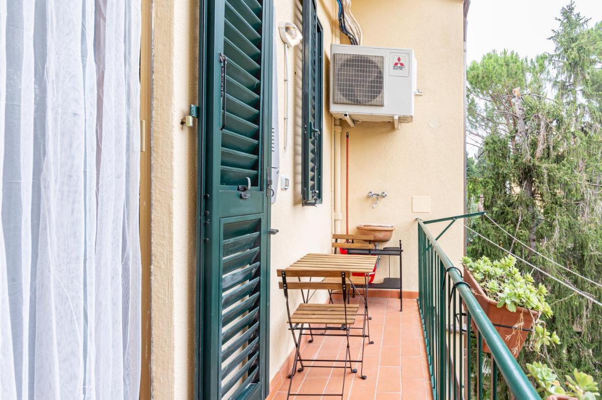 GuestHost - Stibbert & Statuto Elegant Flat with Balcony - Housity