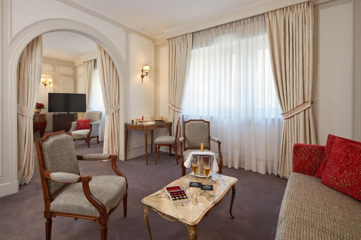 Télévision ou salle de divertissement dans l'établissement Majestic Hotel Spa - Champs Elysées