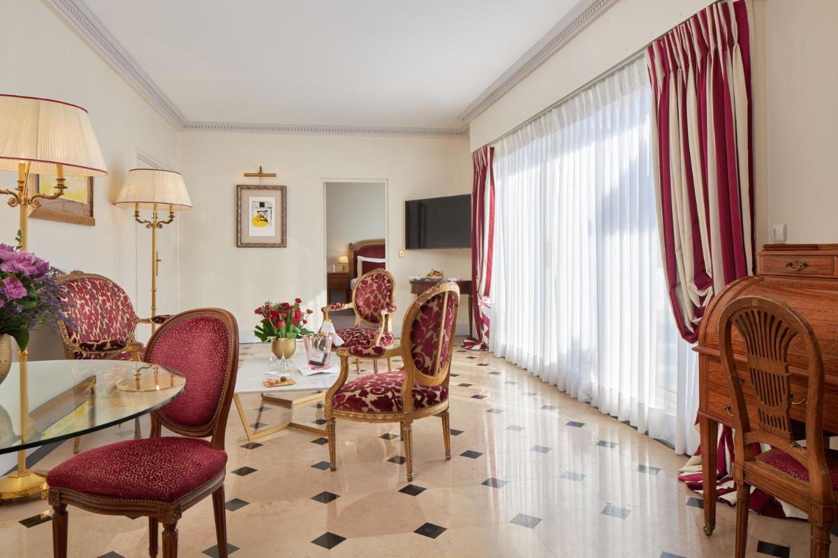 Télévision ou salle de divertissement dans l'établissement Majestic Hotel Spa - Champs Elysées