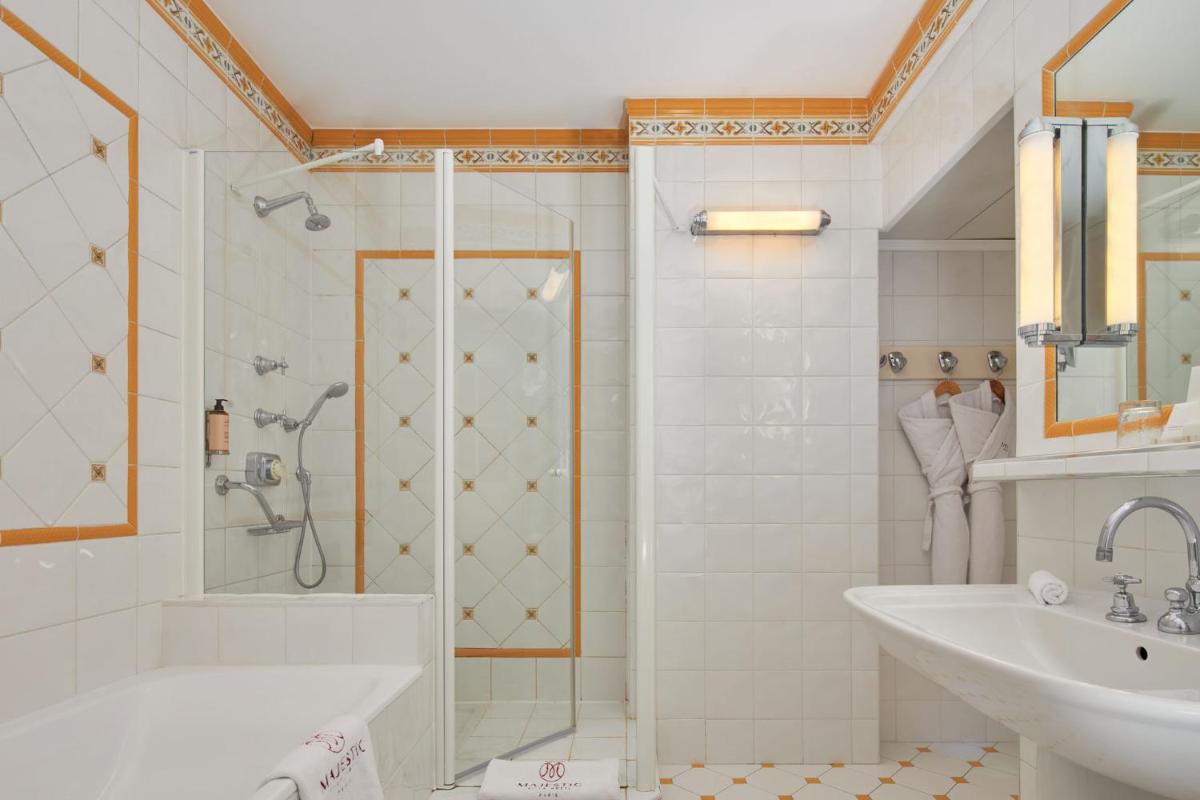 Salle de bains dans l'établissement Majestic Hotel Spa - Champs Elysées