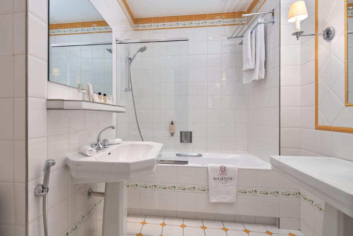 Salle de bains dans l'établissement Majestic Hotel Spa - Champs Elysées
