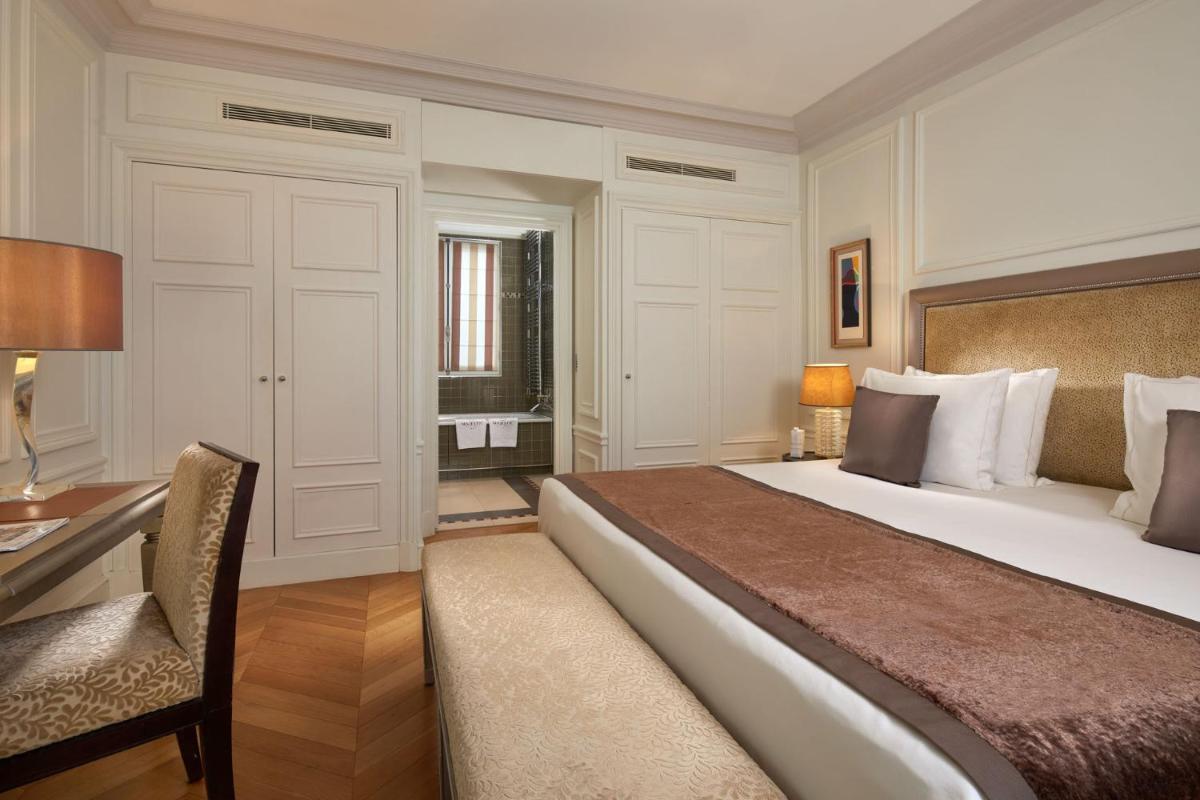 Un ou plusieurs lits dans un hébergement de l'établissement Majestic Hotel Spa - Champs Elysées