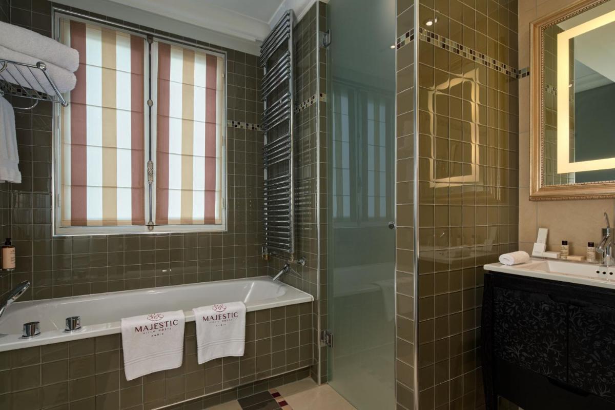 Salle de bains dans l'établissement Majestic Hotel Spa - Champs Elysées