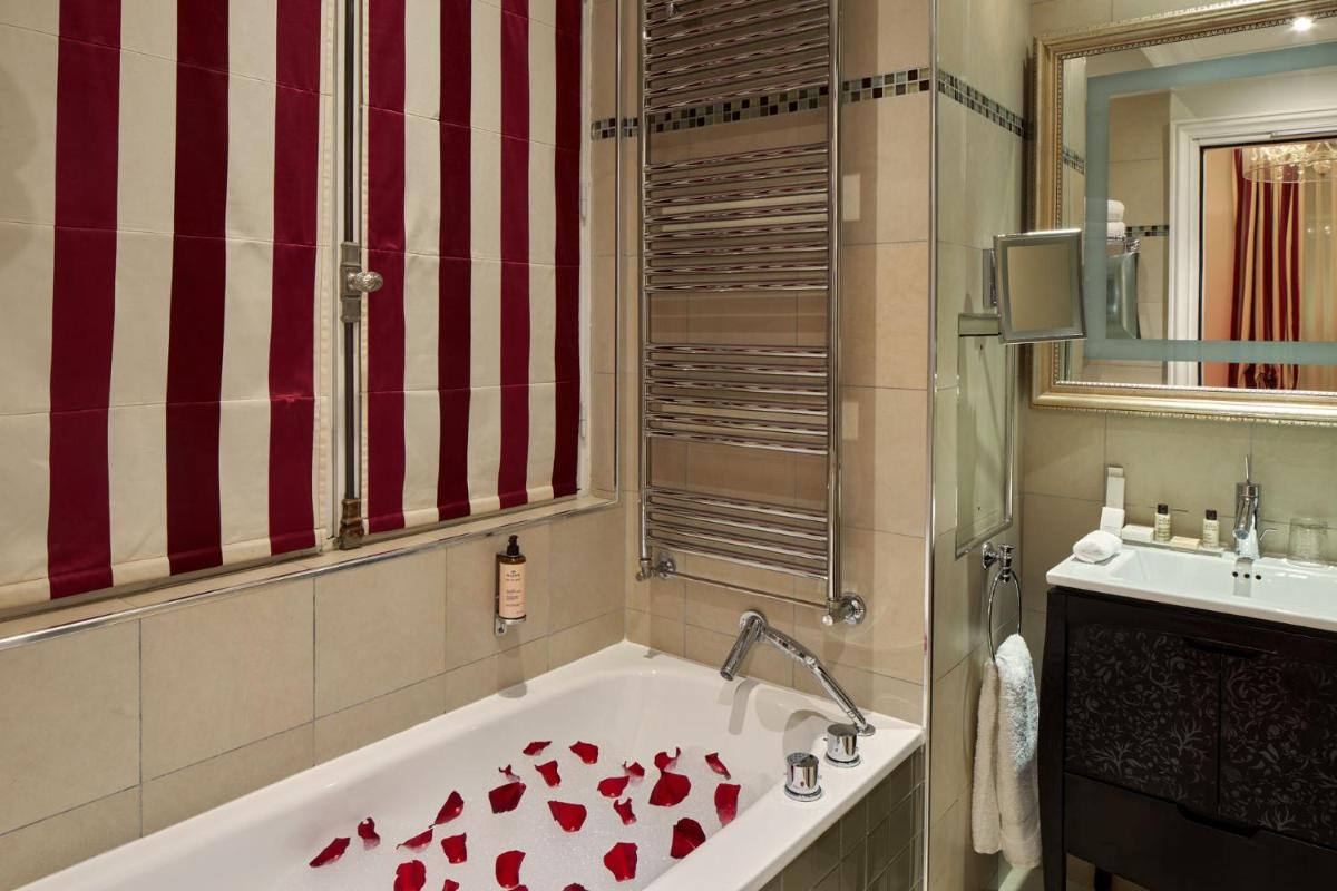 Salle de bains dans l'établissement Majestic Hotel Spa - Champs Elysées