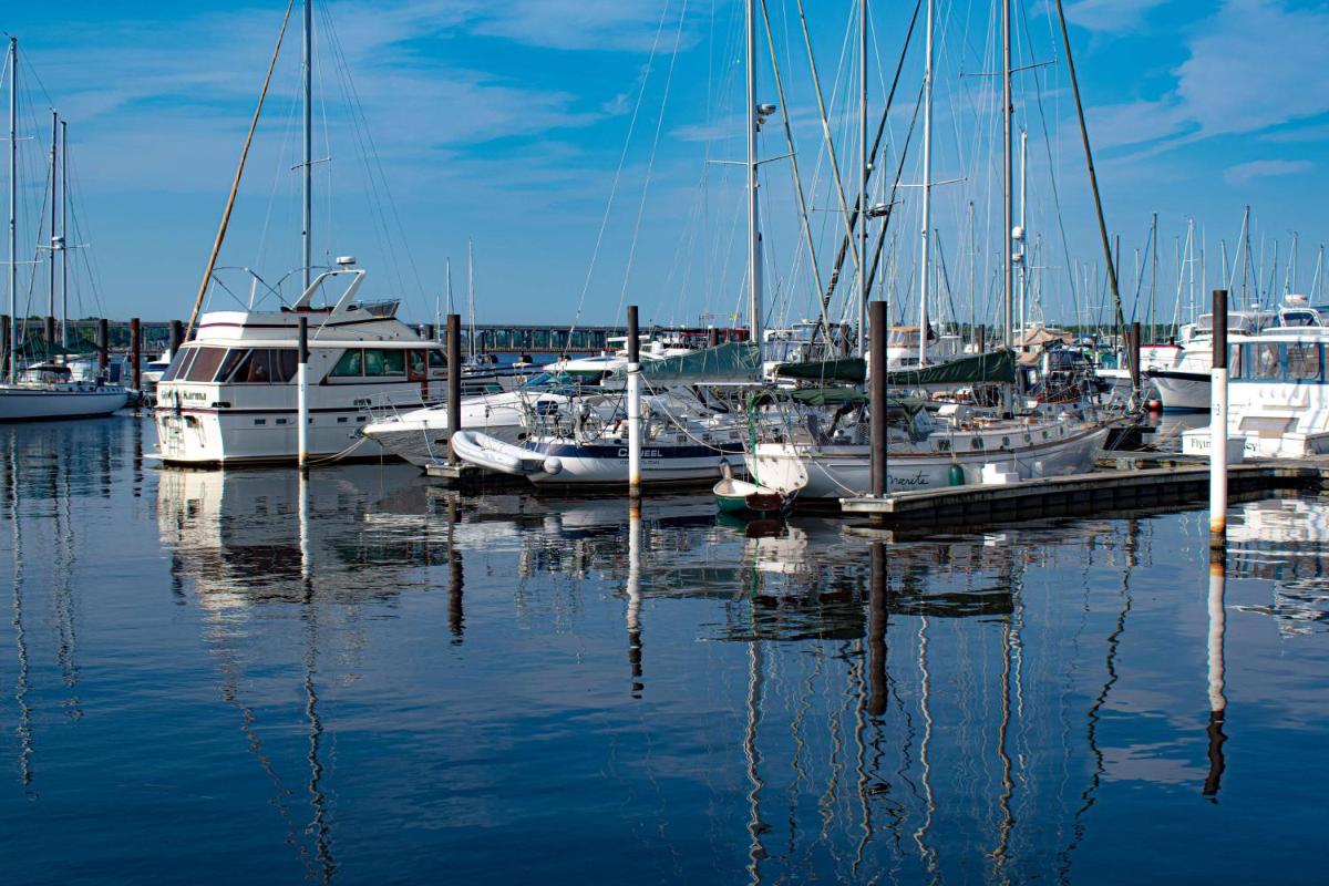 DoubleTree by Hilton New Bern - Riverfront - Housity