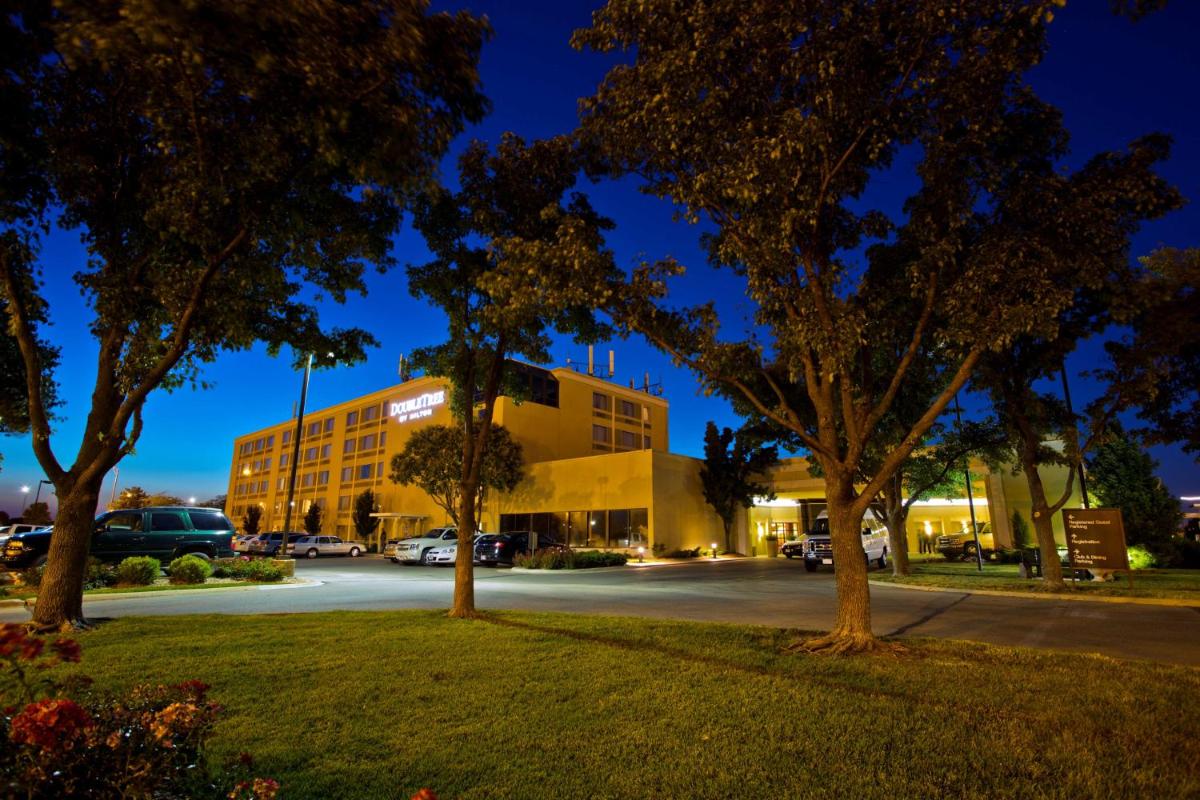 DoubleTree by Hilton Wichita Airport - Housity